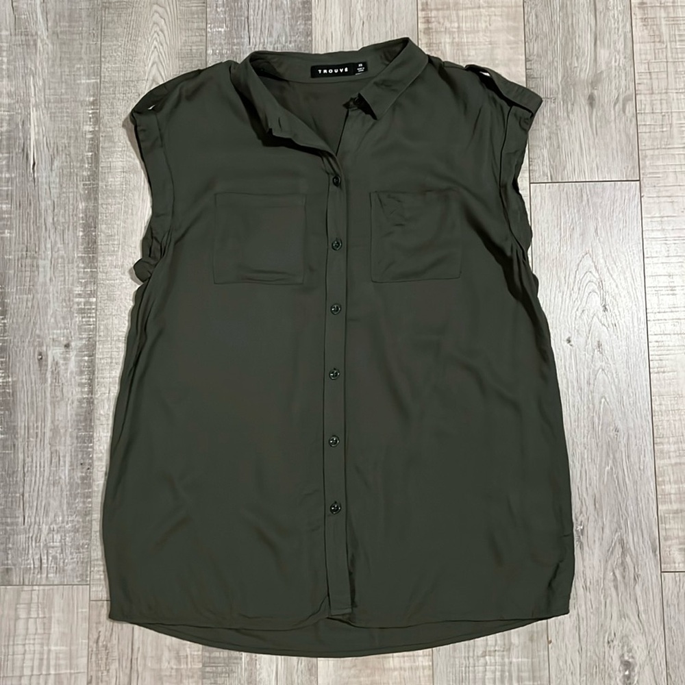 Trouve Sleeveless Button Down